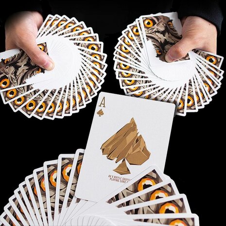 De Watcher speelkaarten zijn ontworpen door Adrian Velenzuele, dezelfde persoon die de inmiddels zeer populaie Memento Mori kaa